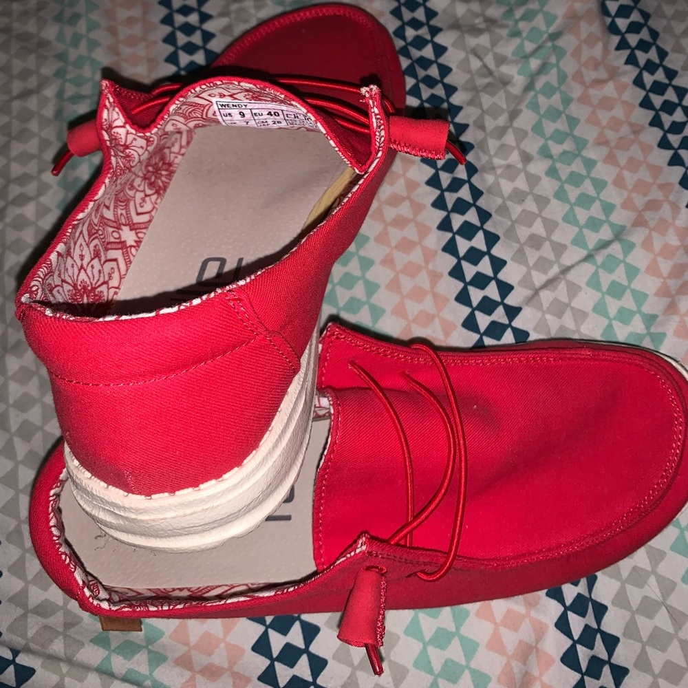 RED HEY DUDE